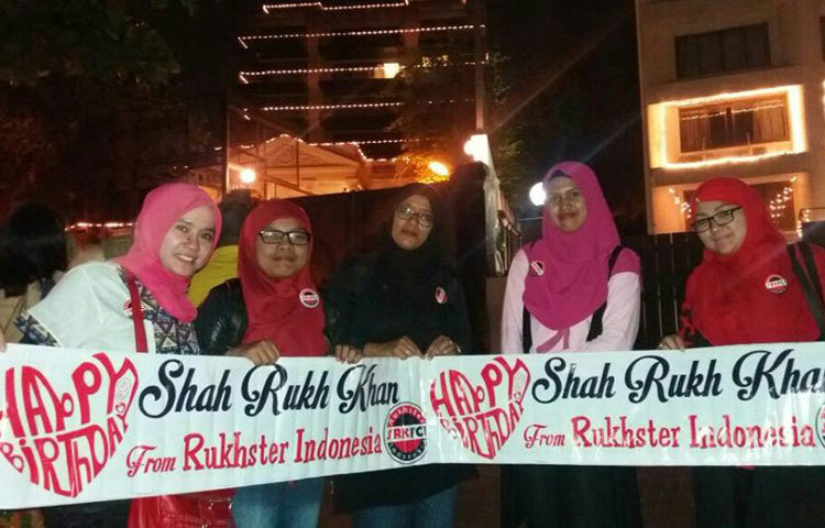 ইন্দোনেশিয়ান ভক্তরা ব্যানার তৈরি করে প্রিয় নায়ক শাহরুখের বাড়ির সামনে হাজির হয়েছেন।