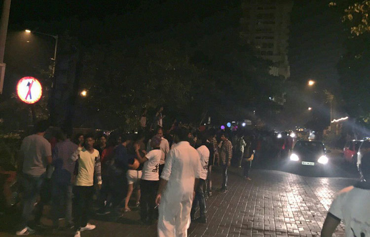 জন্মদিনে প্রিয় নায়কের দেখা পাওয়ার অপেক্ষায় হাজারো ভক্ত অপেক্ষা করছেন।