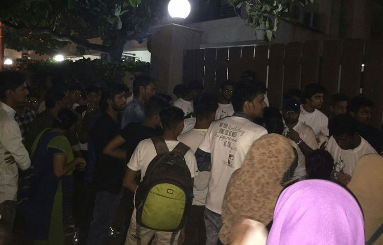 মান্নাতের গেটের সামনে প্রিয় নায়ককে দেখতে অপেক্ষায় রয়েছেন ভক্তরা।