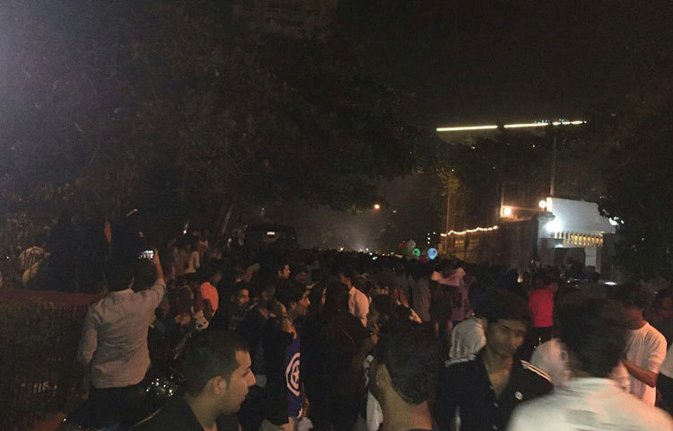 প্রিয় নায়ক শাহরুখ কখন আসবেন এই অপেক্ষায় রয়েছেন রয়েছেন ভক্তরা।