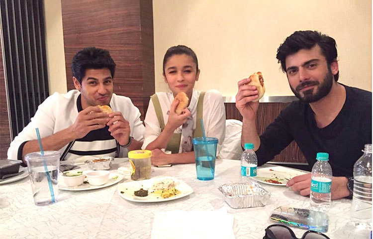 সিদ্ধার্থ মালহোত্র, আলিয়া ভাট, ফাওয়াদ খান এই তিন তারকা একসঙ্গে হলে খাওয়াদাওয়ায় মেতে ওঠেন।