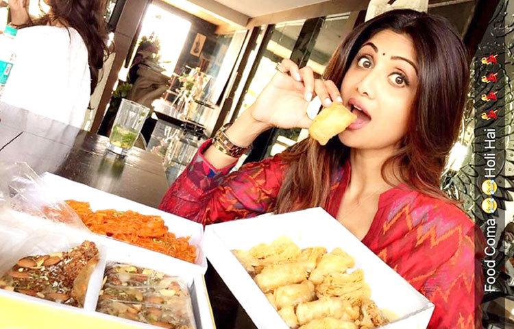 শিল্পা শেটি : হোলি উপলক্ষে পেটপুরে প্রিয় খাবার খাচ্ছেন তিনি।