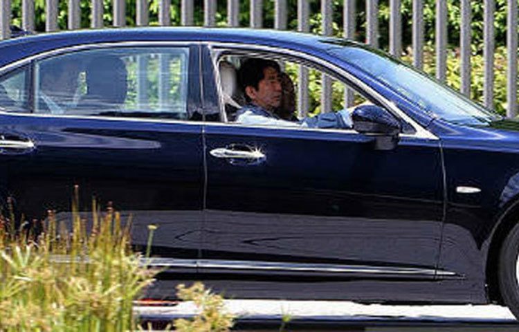 সিনজো আবে : সিনজো আবে জাপানের প্রধানমন্ত্রী। তিনি ব্যবহার করেন লেক্সাস এলএস৬০০০এইচ আর্মার্ড গাড়িটি।