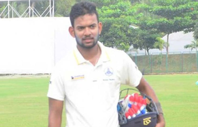 সায়ন ঘোষ : কলকাতা নাইট রাইডার্সে আরো এক বাঙালি ক্রিকেটারের সংযোজন। ১০ লক্ষ টাকার বেস প্রাইসে বাংলার অনূর্ধ্ব ১৯ দলের সায়ন ঘোষকে কিনল কলকাতা নাইট রাইডার্স। ডান হাতি মিডিয়াম পেসার সায়ন পূর্বাঞ্চল এবং বাংলার হয়ে দুর্দান্ত বোলিং করে সাড়া জাগিয়ে দিয়েছেন চলতি ঘরোয়া ক্রিকেটে।