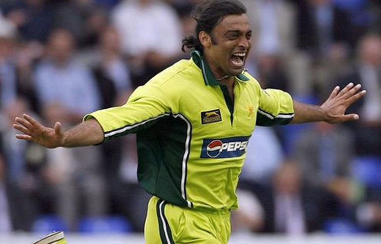 শোয়েব আক্তারকে ক্রিকেট ইতিহাসের দ্রুততম ফার্স্ট বোলার বলা হয়। তিনি দ্রুত গতিতে বল করার জন্য কয়েকবার মেরুদণ্ডে আঘাতপ্রাপ্ত হন।