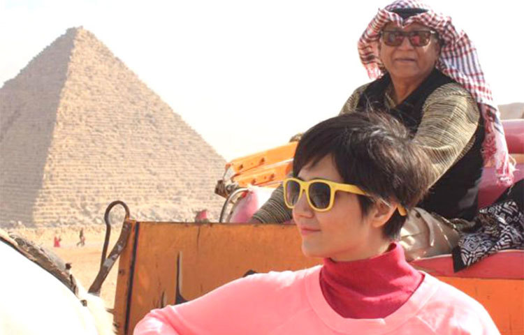 স্বস্তিকা মুখোপাধ্যায় : বাবার সঙ্গে পিরামিডের দেশের স্বস্তিকা। বাবা মেয়ে দীর্ঘ ভ্রমণে বের হয়েছেন।