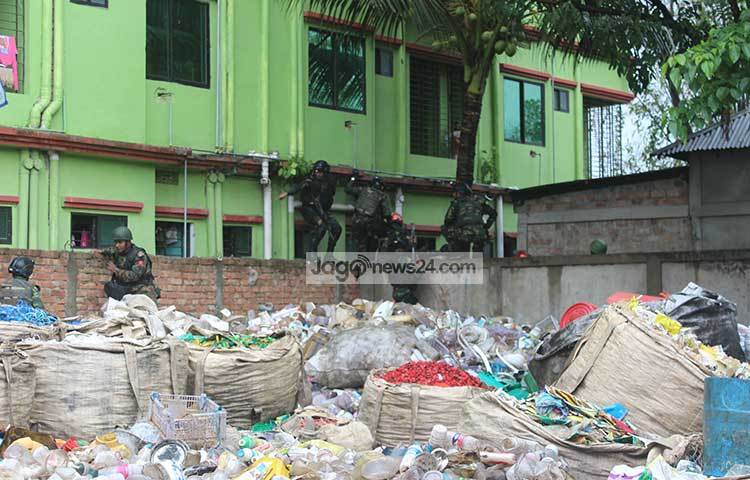 &lsquo;আতিয়া মহলে&rsquo; সেনা কমান্ডোদের অপারেশন &lsquo;টোয়াইলাইট&rsquo; চতুর্থ দিনেও অব্যাহত রয়েছে। সোমবার ভোর থেকে থেমে থেমে গুলি ও বিস্ফোরণের শব্দ পাওয়া যাচ্ছে। 
