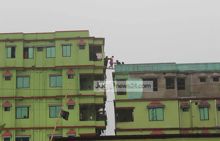 আতিয়া মহলে আটকে পড়া বাসিন্দাদের এভাবেই উদ্ধার করে সেনাবাহিনী। 