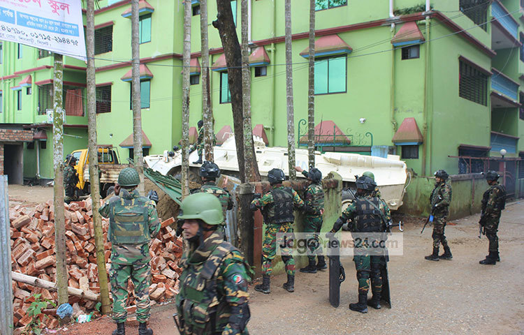 আতিয়া মহলে অভিযান চলমান আছে। পুরো এলাকা কড়া নিরাপত্তায় ঘিরে রাখা হয়েছে। আজ সোমবার সকালে নতুন কৌশল প্রয়োগ করা হতে পারে। 