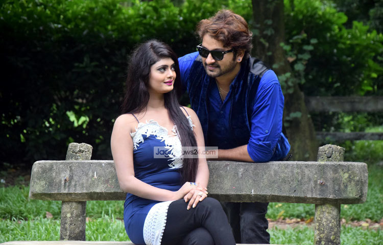 সাইমনের বিপরীতে নতুন নায়িকা তনুশা অভিনয় করছেন। বেশ কয়েকদিন আগেই সাইমন জানিয়েছিলেন তিনি নতুন একটি ছবিতে কাজ করতে যাচ্ছেন। ছবি : মাহবুব আলম