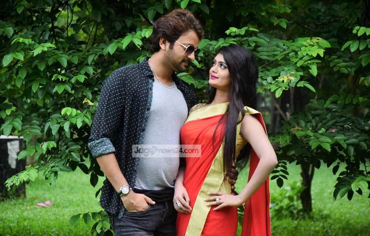 নতুন ছবিতে তনুশাকে সহশিল্পী হিসেবে পেয়ে সাইমন মনে করছেন, আবারও দর্শকদের মনোমুগ্ধকর একটি ছবি উপহার দিতে পারবেন। ছবি : মাহবুব আলম