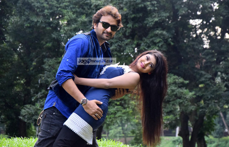 নৃত্যের ভঙ্গিতে সাইমন-তনুশা। দুজনেই নাচে, গানে এবং অভিনয়ে দর্শকদের মাতাতে পারবেন। ছবি : মাহবুব আলম