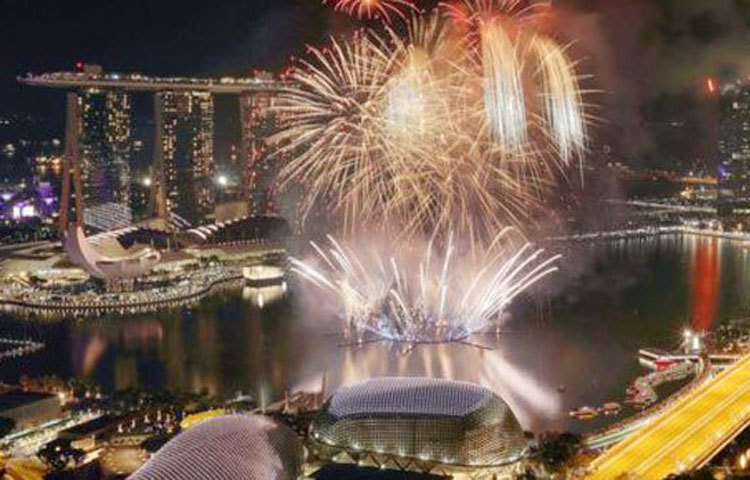আতশবাজি আর বর্ণিল আয়োজনে সিংগাপুরে বর্ষবরণ।