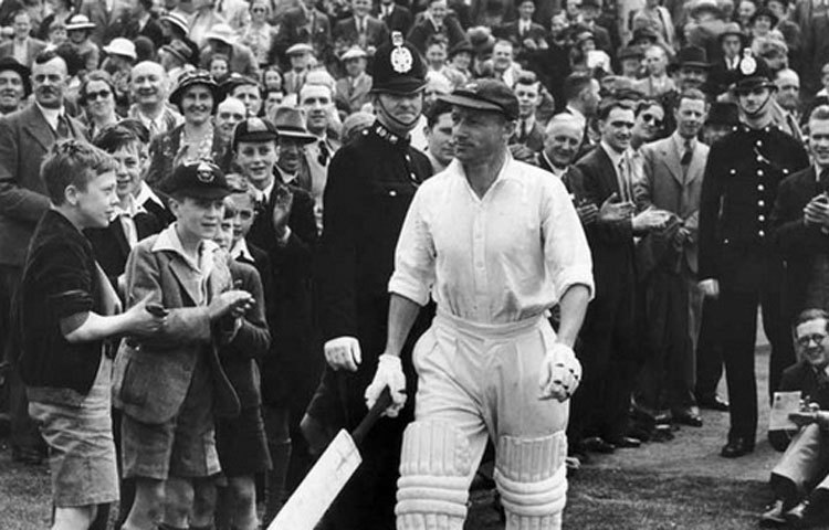 ডন ব্রাডম্যান : অস্ট্রেলিয়ার এই ক্রিকেটার তার ২০ বছরের ক্যারিয়ারে বর্ণাঢ্য খেলা উপহার দিয়েছেন।