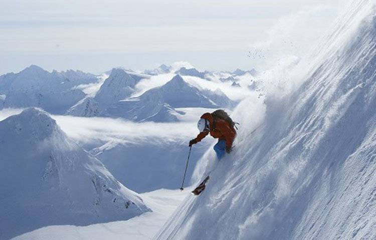হেলি-স্কিং : খেলাটি খেলতে হয় বরফের সঙ্গে যুদ্ধ করে। এটি অফ ট্রায়াল স্নো-বোর্ডিং। খেলাটি প্রথমে হেলিকপ্টার দ্বারা পরিচালিত হয়। বরফের মধ্যে প্রচণ্ড বেগে ছুটতে হয় এই খেলায়। ফলে যেকোনো মুহূর্তে বরফ ধসে মৃত্যুর হাতছানি রয়েছে।