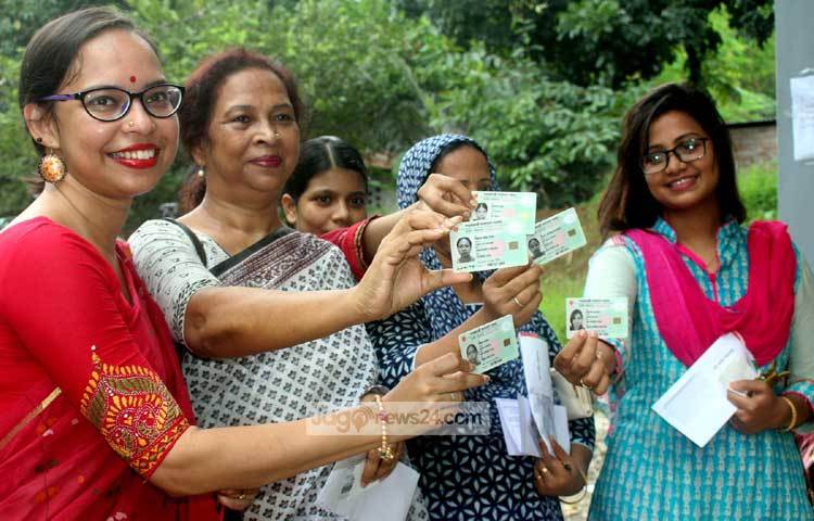 নাগরিকদের মধ্যে উন্নতমানের জাতীয় পরিচয়পত্র বা স্মার্ট কার্ড বিতরণের কাজ আজ সোমবার থেকে শুরু হয়েছে। নিজেদের স্মার্টকার্ড হাতে পেয়ে উচ্ছ্বসিত তারা। ছবি : বিপ্লব দিক্ষিৎ।