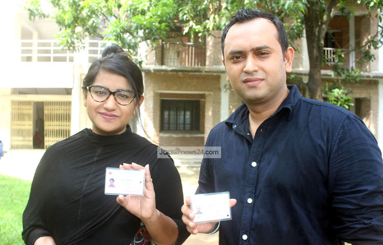 নিজেদের স্মার্টাকার্ড নিয়ে ক্যামেরাবন্দি হয়েছেন তারা। সিদ্ধেশ্বরী গার্লস কলেজ থেকে এ কার্ড সংগ্রহ করেছেন তারা। ছবি : বিপ্লব দিক্ষিৎ।