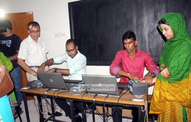 স্মার্টকার্ড বিতরণের সময় আঙুলে ছাপ নেওয়া হচ্ছে। প্রাথমিকভাবে ঢাকার উত্তরা ও রমনা থানায় এবং কুড়িগ্রামের বিলুপ্ত ছিটমহল দাশিয়ারছড়াতে স্মার্ট কার্ড বিতরণ করা হচ্ছে। ছবি : বিপ্লব দিক্ষিৎ।