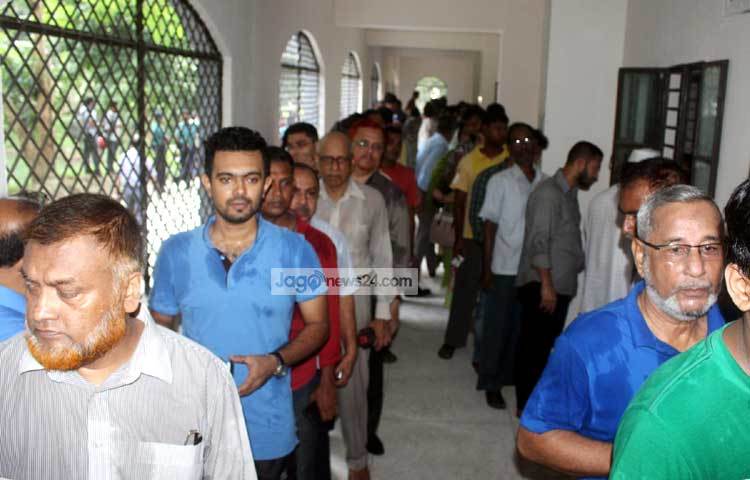 সারিবদ্ধভাবে সবাই স্মার্টকার্ড সংগ্রহের জন্য দাঁড়িয়েছেন। প্রথম পর্যায়ে ৩ থেকে ২৬ অক্টোবরের ভেতর স্মার্ট কার্ড বিতরণ করা হবে। ছবি : বিপ্লব দিক্ষিৎ।