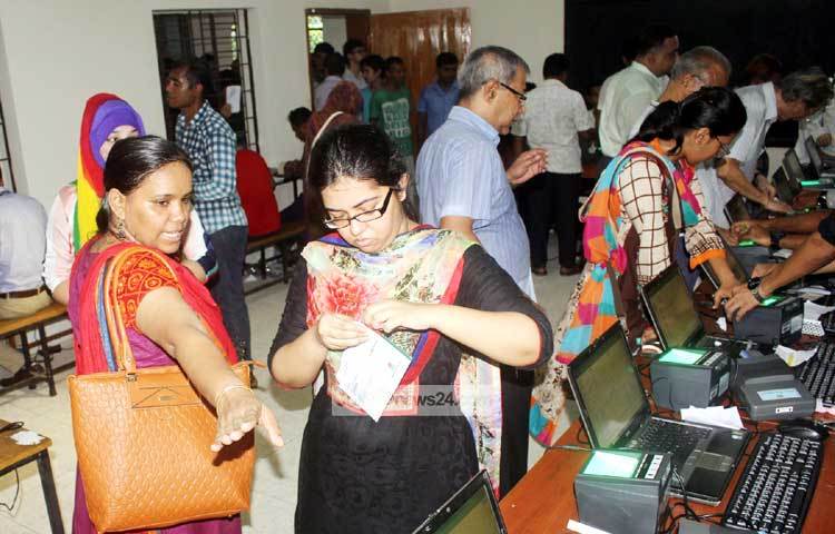 যেকোনো ব্যক্তি ১০৫ নম্বরে ফোন করে তার স্মার্টকার্ড বিতরণসংক্রান্ত তথ্য জানতে পারবেন ছবি : বিপ্লব দিক্ষিৎ।