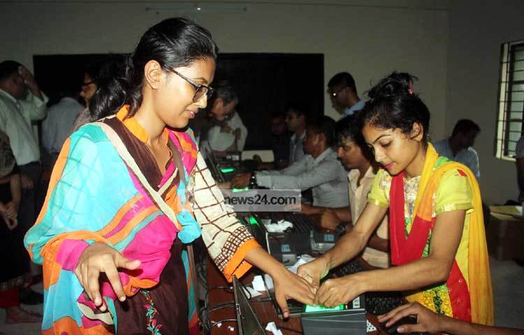 কার্ড নেওয়ার সময় ১০ আঙুলের ছাপ ও চোখের আইরিশ স্ক্যান করা হচ্ছে। এ কেন্দ্র থেকে দুপুর সাড়ে ১২টা পর্যন্ত পাঁচ শতাধিক কার্ড বিতরণ করা হয়েছে। ছবি : বিপ্লব দিক্ষিৎ।