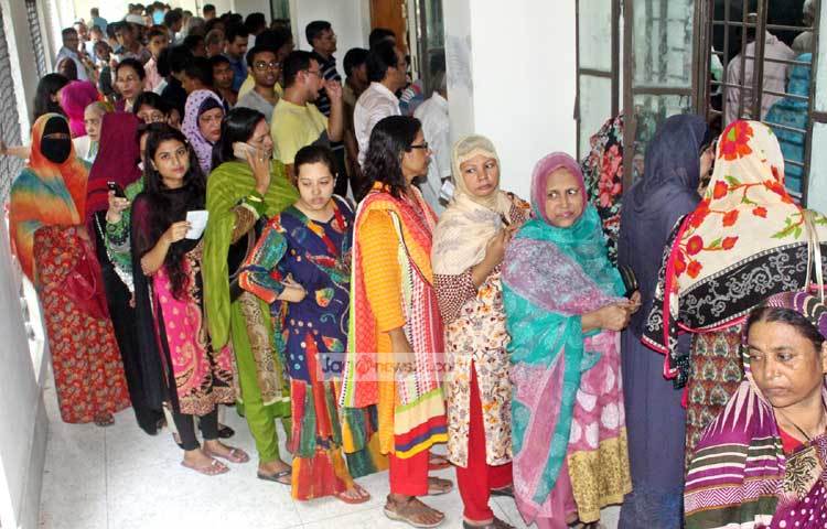 নির্বাচন কমিশনের জনবলের তুলনায় নাগরিকের উপস্থিতি অনেক বেশি। কাজ সামলাতে বেগ পেতে হচ্ছে। ছবি : বিপ্লব দিক্ষিৎ।