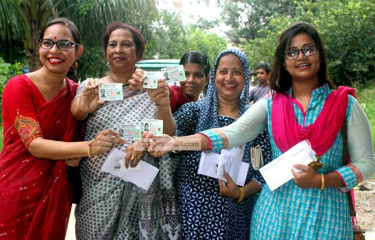 রমনা থানার আওতাধীন বিভিন্ন এলাকা ঘুরে দেখা গেছে, বেশির ভাগ মানুষ স্মার্ট কার্ড পেয়ে উল্লসিত। সিদ্ধেশ্বরী গার্লস কলেজের তিনটি কক্ষে ছয়টি টিম কাজ করছে। ছবি : বিপ্লব দিক্ষিৎ।