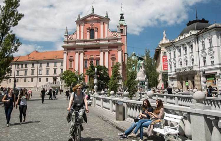 &nbsp;স্লোভেনিয়া : এবারের গ্লোবাল পিস ইনডেক্স&rsquo;-এ সবচেয়ে শান্তিপূর্ণ দশটি দেশের তালিকায় দশ নম্বরে রয়েছে ইউরোপের ছোট্ট দেশ স্লোভেনিয়া।
