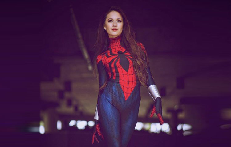 স্পাইডার বালিকা হেনডো। ফ্যাশন শোতে হাঁটার ভঙ্গিতে ক্যামেরার সামনে দাঁড়িয়েছেন তিনি।