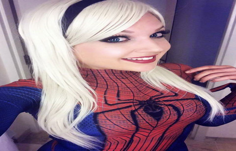 সেলফিতে স্পাইডার বালিকা নিকল ম্যারি। স্পাইডার সেজে তিনি সবাইকে তাক লাগিয়ে দিয়েছেন।