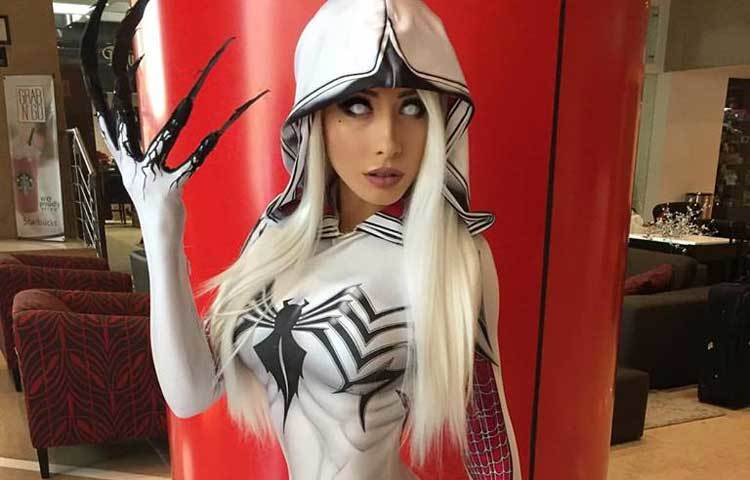 ভূতের সাজে সেজেছেন স্পাইডার বালিকা এলিস। তাকে দেখে শিশুরা ভয় এবং আনন্দ দুটিই পাচ্ছে।