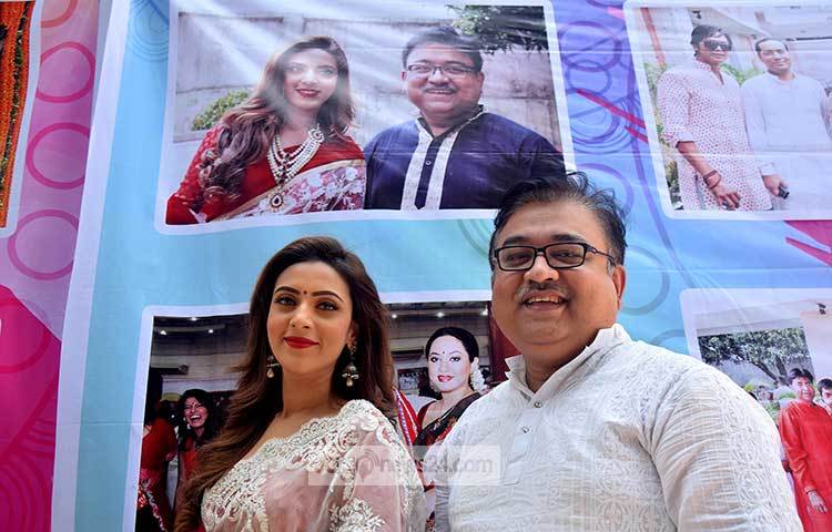 রাজধানীর ট্রাস্ট মিলনায়তনে আয়োজিত এ অনুষ্ঠানে অংশ নেয় টিভি নাটকের সঙ্গে সংশ্লিষ্ট শিল্পী, নির্মাতা ও প্রযোজকরা। বর্ষবরণ অনুষ্ঠানে এসেছেন আব্দুনুর তুষার ও অভিনেত্রী বিদ্যা সিনহা মিম। ছবি : মাহবুব আলম