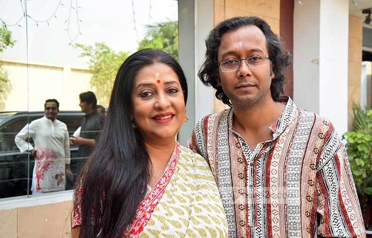 অভিনেত্রী সুবর্ণা মুস্তাফা ও নির্মাতা বদরুল আনাম সৌদ দম্পতি। এ বছর ২১ বছরে পড়েছে টেলিহোমের বর্ষবরণ অনুষ্ঠান। ছবি : মাহবুব আলম