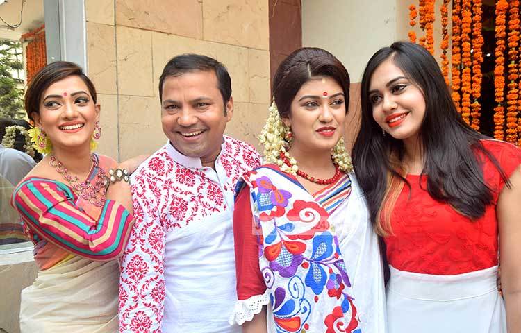 বর্ষবরণ অনুষ্ঠানে অভিনেত্রীদের সঙ্গে হাস্যোজ্জ্বল অভিনেতা সিদ্দিকুর রহমান। ছবি : মাহবুব আলম