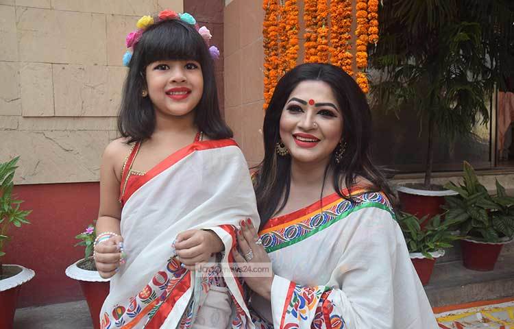 অভিনেত্রী বাঁধন তার মেয়েকে নিয়ে এসেছিলেন টেলিহোমের বর্ষবরণ অনুষ্ঠানে। ছবি : মাহবুব আলম