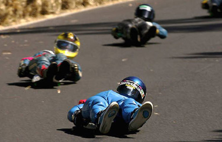 স্ট্রিট লিউজ : রাস্তার উপর শুয়ে নির্দিষ্ট গতিতে চলতে হয় এই খেলায়। এটি বিপজ্জনক খেলার মধ্যে অন্যতম। গতি ও ভারসাম্যের অভাবে যেকোনো মুহূর্তে এই খেলায় আছে বিপদের সম্ভাবনা।