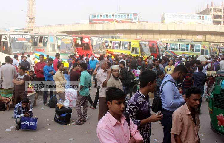 দেশব্যাপী চলমান পরিবহন ধর্মঘটে দেশের যোগাযোগ ব্যবস্থা প্রায় অচল হয়ে পড়েছে। রাজধানীর বিভিন্ন বাস টার্মিনাল ঘুরে দেখা গেছে বাস না ছাড়ায় যাত্রীরা বিপাকে পড়েছেন। ছবি : বিপ্লব দিক্ষিৎ