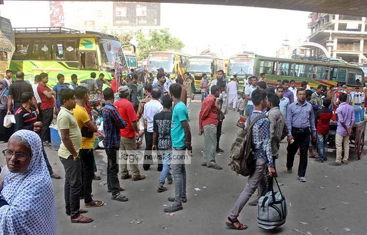 সব গাড়ি সায়েদাবাদ টার্মিনাল ও আশপাশে পার্কিং করে রাখা হয়েছে। ছবি : বিপ্লব দিক্ষিৎ
