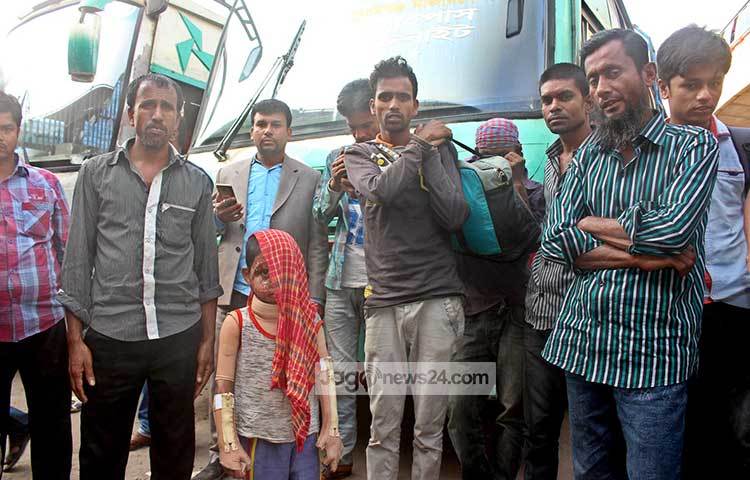 যাত্রীবাহী গাড়ি না পেয়ে অনেকে রিকশা-ভ্যানে চেপে গন্তব্যে যাওয়ার চেষ্টা করছেন। তবে সিংহভাগের রিকশা অথবা ভ্যান কোনোটিতেই ওঠা সম্ভব হচ্ছে না। ছবি : বিপ্লব দিক্ষিৎ