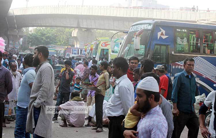যাত্রীবাহী পরিবহন না চলার সুযোগ নিয়ে যাত্রাবাড়ী-সায়েদাবাদ থেকে গুলিস্থান যেতে রিকশা চালকরা ভাড়া হাকছেন ১০০ থেকে ১২০ টাকা। ছবি : বিপ্লব দিক্ষিৎ