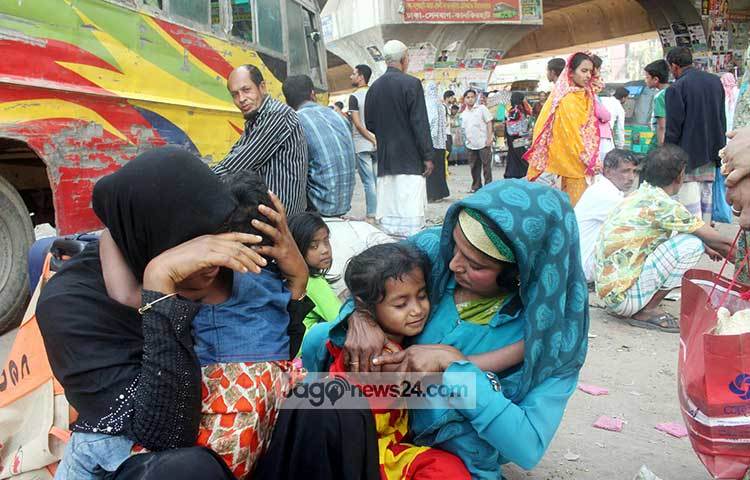 এদিকে সায়েদাবাদ টার্মিনালে গিয়ে দেখা গেছে, টার্মিনালে গাড়ি রেখে শ্রমিকরা টার্মিনাল ও রাস্তার ওপর অবস্থান নিয়েছেন। ছবি : বিপ্লব দিক্ষিৎ