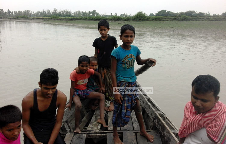 এই সব শিশুরা সকালে ছাত্র বিকেলে জেলে। এমন চিত্র পুরো উপকূলের জেলেপাড়ার। ছবি : শাহেদ শফিক