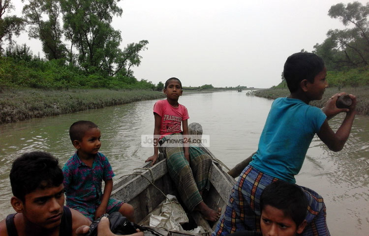 এখানকার সিংহভাগ শিশুরা সকালে ঘুম থেকে উঠে স্কুলে যায়। আবার দুপুরে ফিরে তাদের বৈঠা হাতে বসতে হয় মাছধরা নৌকায়। ছবি : শাহেদ শফিক