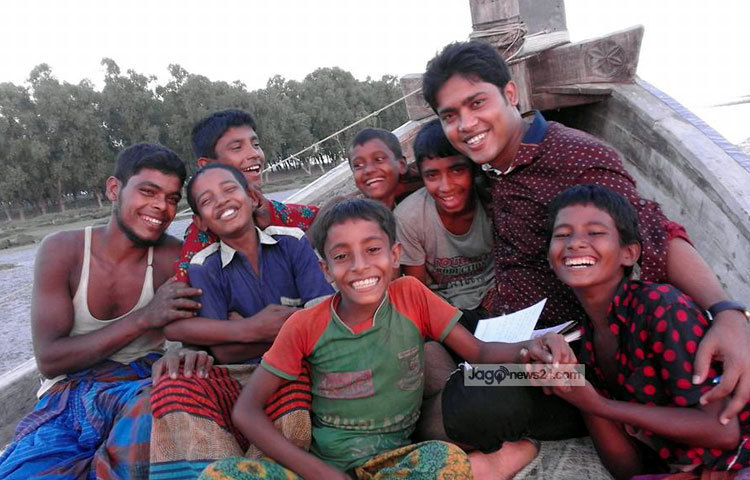 নিজেদের অদম্য ইচ্ছায় স্কুলে ভর্তি হলেও ক্লাসের পুরো কাজ শেষ করতে পারে না এই সব শিশুরা। স্কুলে বই-কলম নিয়ে যাওয়া-আসা ছাড়া কিছুই শিখতে পারে না। ছবি : শাহেদ শফিক