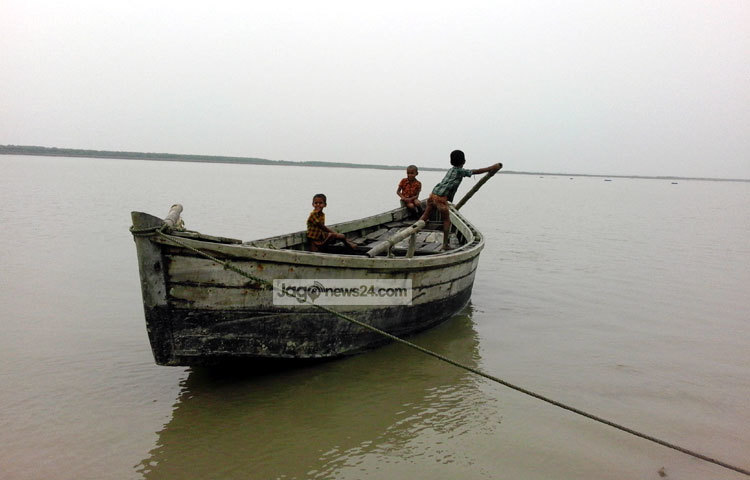 জীবনের ঝুঁকি নিয়ে এসব শিশুরা নদীতে মাছ ধরছে। ছবি : শাহেদ শফিক