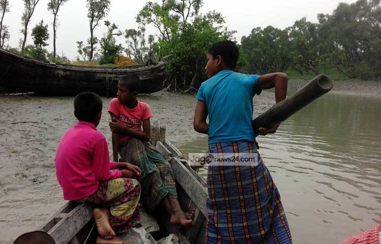 শৈশবের পুরোটাই যেখানে বই-খাতা, স্কুল আর খেলাধুলায় কাটানোর কথা, সেখানে তারা এখন ব্যস্ত জাল আর নৌকায়। ছবি : শাহেদ শফিক