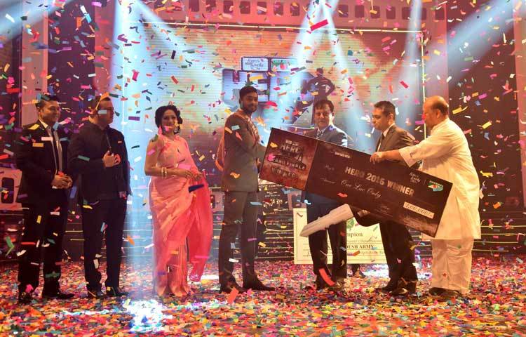 বিজয়ীকে পুরস্কার তুলে দিচ্ছেন ফরিদুর রেজা সাগর।ছবি : মাহবুব আলম