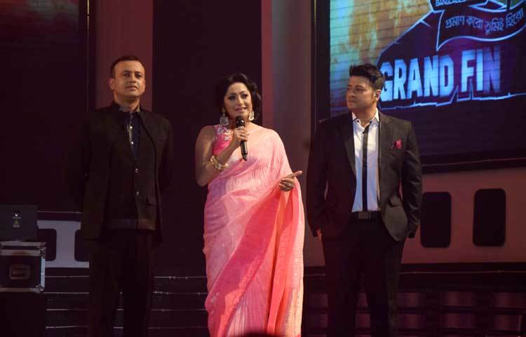 &lsquo;ফেয়ার অ্যান্ড লাভলী ম্যান-চ্যানেল আই হিরো&rsquo; প্রতিযোগীতার বিচারক ছিলেন চিত্রনায়ক রিয়াজ, অভিনেত্রী তানিয়া আহমেদ এবং নায়ক ফেরদৌস।ছবি : মাহবুব আলম