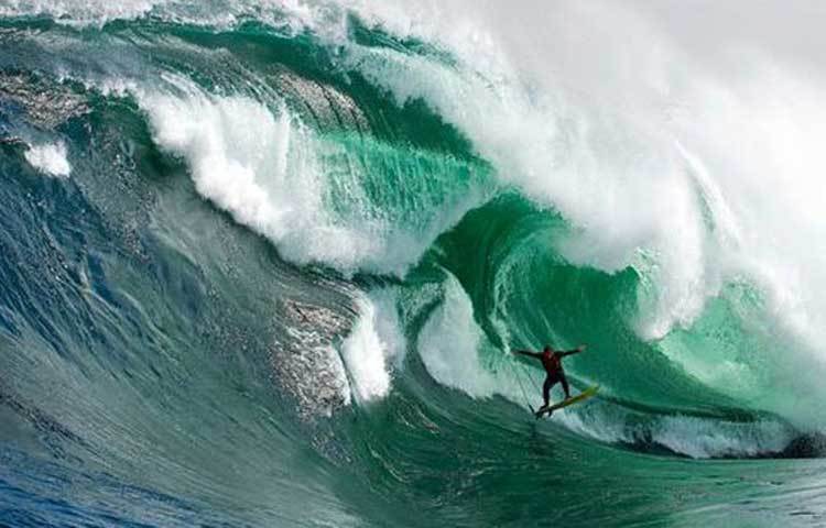 বিগ ওয়েভ সার্ফিং : পানির টেউয়ের সঙ্গে খেলতে হয় এই খেলা। ২০ ফুট উচ্চতার ঢেউয়ের সঙ্গে পাল্লা দিয়ে দুঃসাহসিক ওয়েভ সার্ফিং করে থাকেন অভিজ্ঞ সার্ফারা। যেকোনো মুহূর্তে এই খেলায় আছে বিপদের সম্ভাবনা।