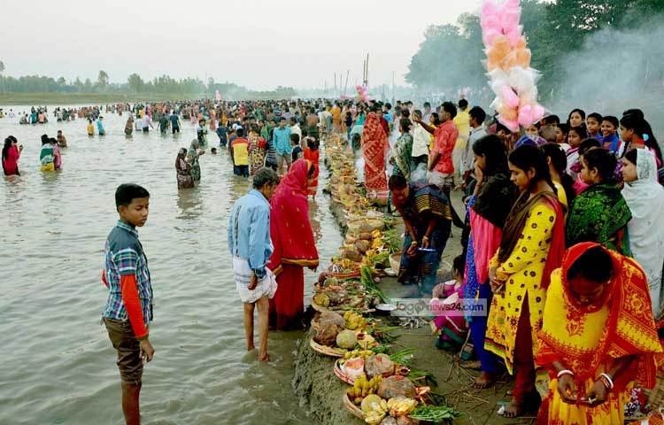 প্রতিবছর এই ছট পূজা করতে আশি এই পুনর্ভবা নদীর তীরে। এছাড়াও সকলের শান্তি কামনায় এই পূজা করা হয়।